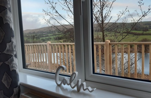 Fence Cabin | Exclusive Pet-Friendly Lodge with Pool and Lake Views