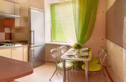 Sukhinovka Apartment | Elegant 3 Room Apartment in Center by Green House