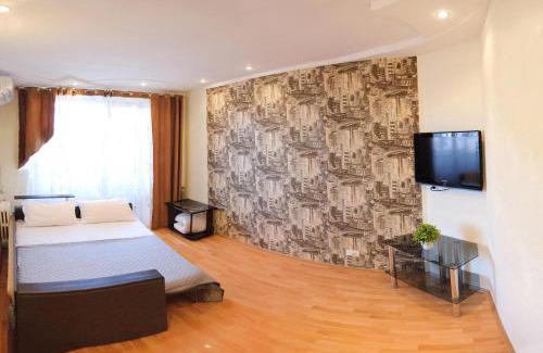 Sukhinovka Apartment | Elegant 3 Room Apartment in Center by Green House
