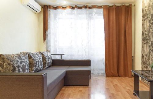 Sukhinovka Apartment | Elegant 3 Room Apartment in Center by Green House