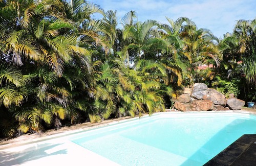 Le Mont-Dore Cottage | Cozy 3-Star Cottage with Oceanfront Pool and Breakfast