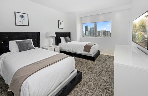 Hollywood South Central Beach Resort | Elegant 3B Resort with Ocean Views & Beach Service