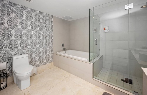 Hollywood South Central Beach Resort | Elegant 3B Resort with Ocean Views & Beach Service