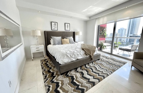 Hollywood South Central Beach Resort | Elegant 3B Resort with Ocean Views & Beach Service