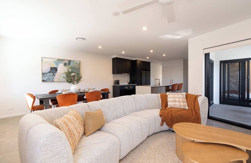 Mount Gravatt East Apartment | Luxury 3BD apartment mountain view/parking walking distance to shops/air con