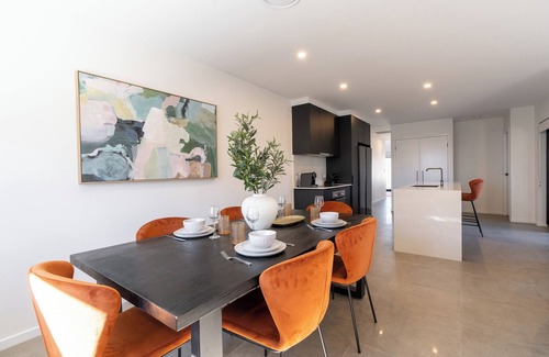 Mount Gravatt East Apartment | Luxury 3BD apartment mountain view/parking walking distance to shops/air con