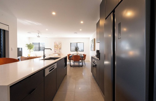 Mount Gravatt East Apartment | Luxury 3BD apartment mountain view/parking walking distance to shops/air con