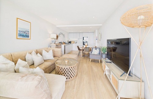 Maenporth Apartment | Luxury 3bd -Beach access | Free parking | Sea View