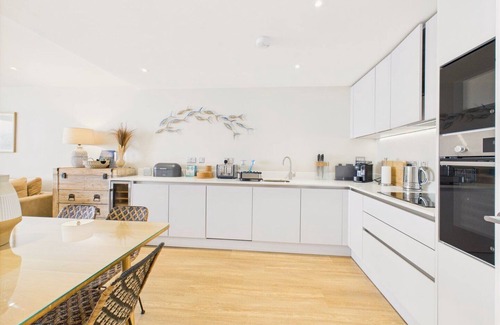 Maenporth Apartment | Luxury 3bd -Beach access | Free parking | Sea View