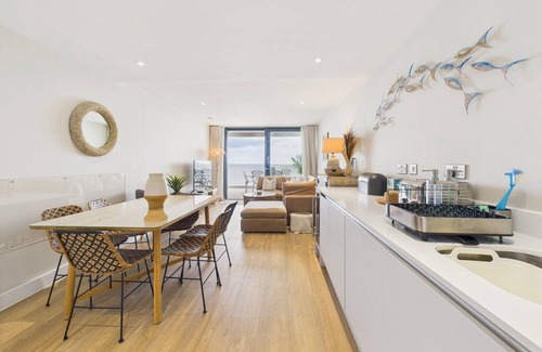 Maenporth Apartment | Luxury 3bd -Beach access | Free parking | Sea View