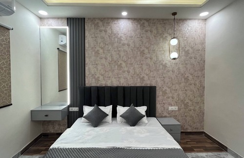Shyam Nagar House | Modern 3BHK Near Metro with Spa, Kitchen & Projector