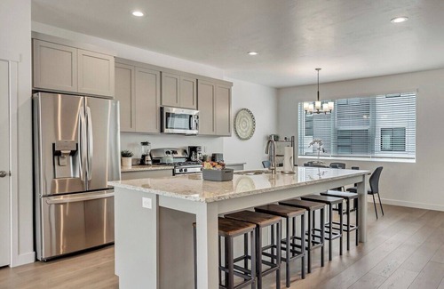 American Fork House | Stylish Townhouse: 3BR, Breakfast Included & Family-Friendly