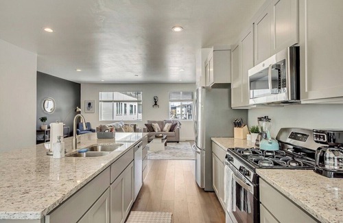 American Fork House | Stylish Townhouse: 3BR, Breakfast Included & Family-Friendly