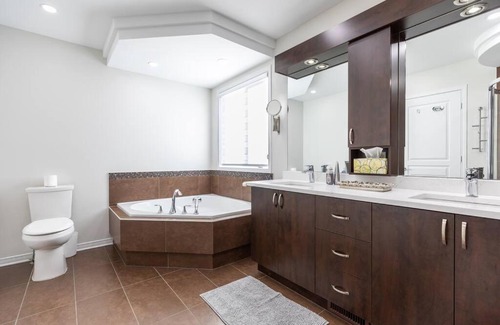 L'Ile-Bizard House | Pet-Friendly 3BR Retreat with Free Parking and Kitchen