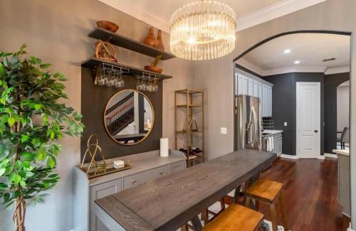 Washington Ave./ Memorial Park House | Luxury 3BR Heights House l Yard l Fast Wifi l Hot Tub