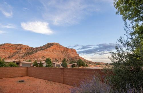 Kanab House | Pet-Friendly 3BR Retreat with Pool in Upscale Area