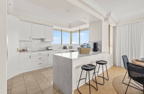 Main Beach Apartment | Luxury 3BR Ocean & City View Resort Apartment