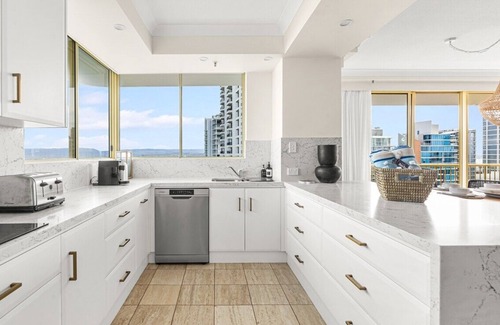 Main Beach Apartment | Luxury 3BR Ocean & City View Resort Apartment