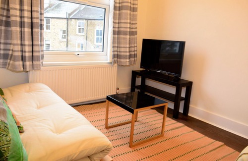 Holloway Apartment | Elegant Victorian London Home with Kitchen & Breakfast