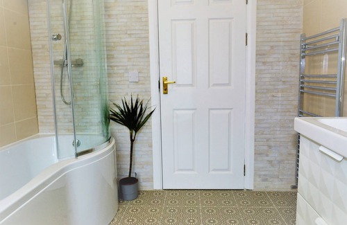 Holloway Apartment | Elegant Victorian London Home with Kitchen & Breakfast