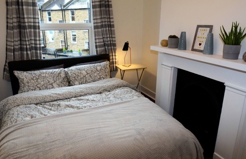 Holloway Apartment | Elegant Victorian London Home with Kitchen & Breakfast