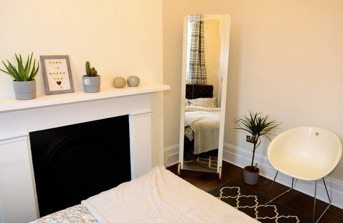 Holloway Apartment | Elegant Victorian London Home with Kitchen & Breakfast