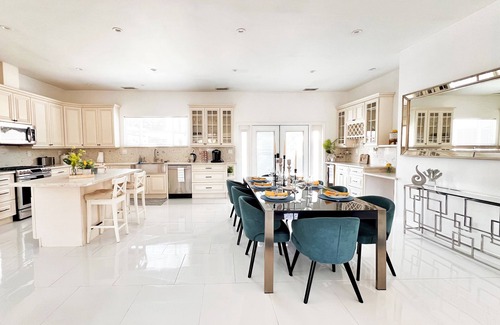 Tarzana Apartment | Luxury 4 BD w/Pool, Jacuzzi, W/D