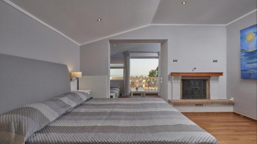Saronikos Villa | Elegant 4-Bedroom Villa with Private Pool on the Beach