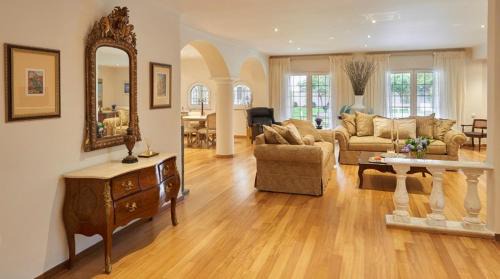 Saronikos Villa | Elegant 4-Bedroom Villa with Private Pool on the Beach