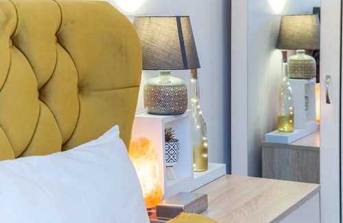 Seisdon House | Stylish 4-Bed House with Jacuzzi and Breakfast Included