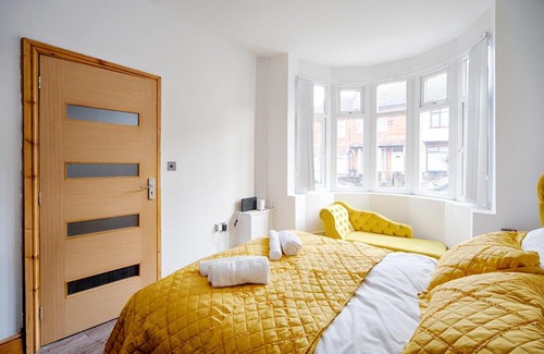 Seisdon House | Stylish 4-Bed House with Jacuzzi and Breakfast Included