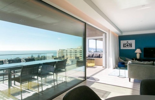 Alges Apartment | Elegant 4-Bedroom Flat with Oceanfront Views & Pool