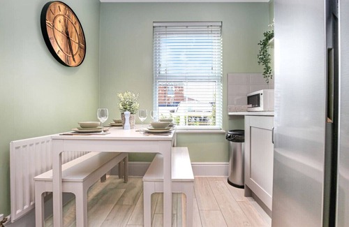 Newport Pagnell House | Spacious 4 Bedroom Retreat with Spa and Pet-Friendly Perks