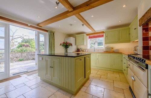 Witney Cottage | Charming 4-Bedroom Cotswold Cottage Near Burford - Rose Tree
