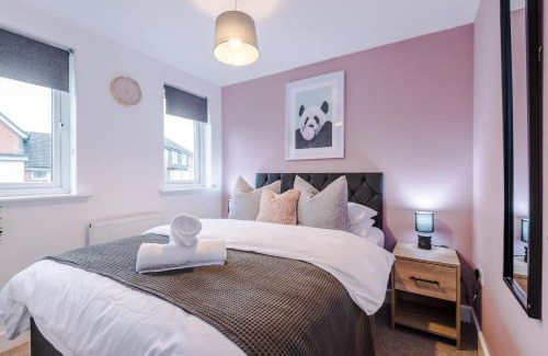 Burslem House | Family-Friendly Stoke Home Sleeps 10 | Rated 9.5/10