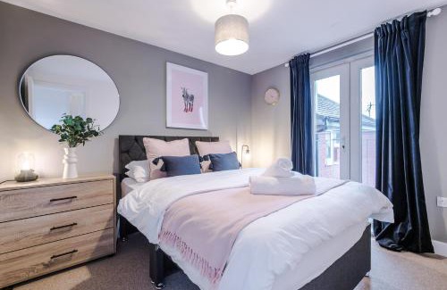 Burslem House | Family-Friendly Stoke Home Sleeps 10 | Rated 9.5/10