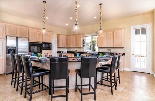 Discovery Bay House | Elegant 4 Bedroom Home with Pool & Spa in Discovery Bay