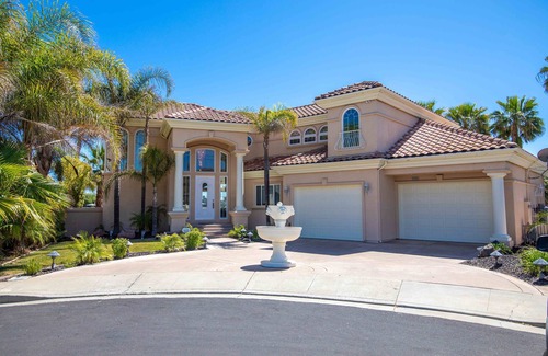 Discovery Bay House | Elegant 4 Bedroom Home with Pool & Spa in Discovery Bay