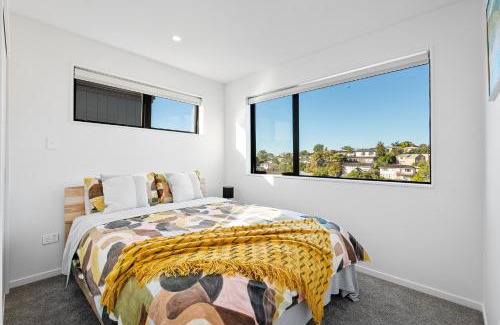 Sunnynook Villa | Luxury 4 BR Retreat 4 bath with 3 Master Suites and Kids' Playroom