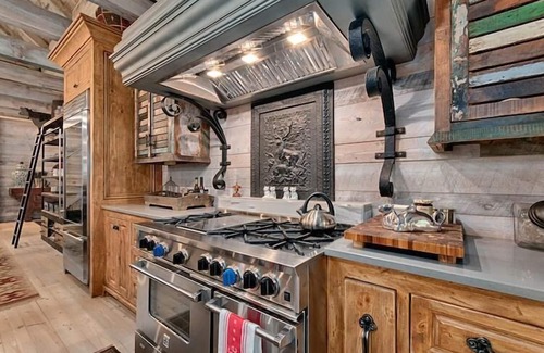Asheville House | Gourmet Kitchen & Outdoor Space with Fireplace – Guest Rated 10/10