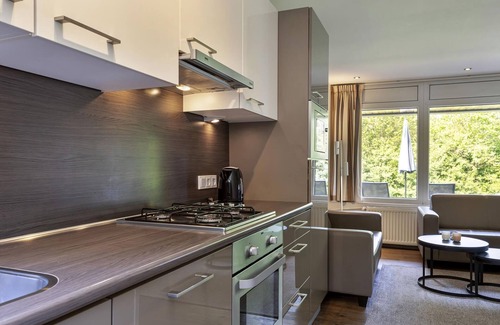 Leiwen House | Cozy Bungalow for 4 at Landal Sonnenberg with Pool & Spa