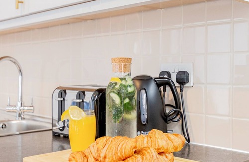 Kensington Apartment | Ideal 4-Bed Getaway Near High Street Ken and Olympia
