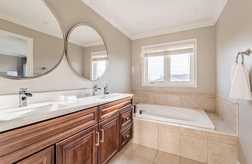 Hurontario Villa | Spacious 4BR House with Excellent Reviews & Family-Friendly Amenities