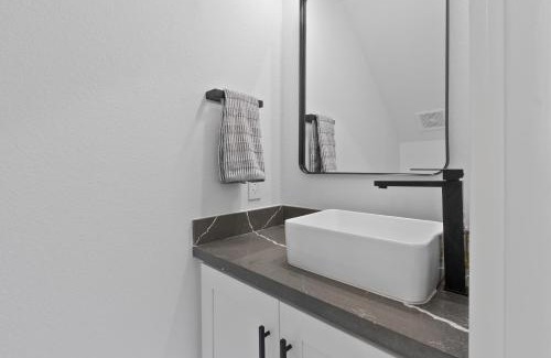 Southeast Houston House | Luxury 4BR Escape 10mins to NRG, Dwtn HTX, Zoo, and MedCtr