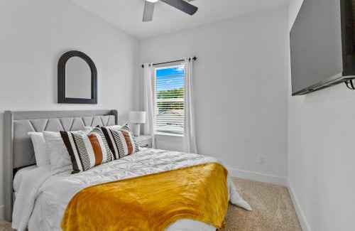 Southeast Houston House | Luxury 4BR Escape 10mins to NRG, Dwtn HTX, Zoo, and MedCtr