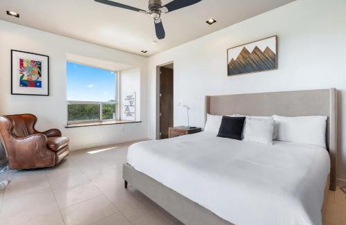 Dripping Springs House | Luxury 4BR Hilltop Retreat Hot Tub & Scenic Views