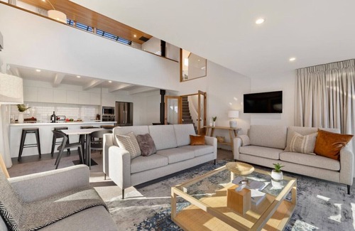 Sunshine Bay House | Luxury 4BR Home - Spa, Views & Pool Table