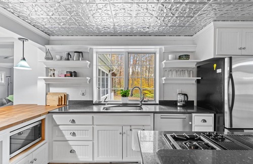 East Haven  Rutland County House | Renovated 4BR Retreat Near Killington Slopes with Hot Tub