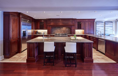 New Toronto House | Discover a 4BR Lakefront Retreat with Pool & Spa in Toronto