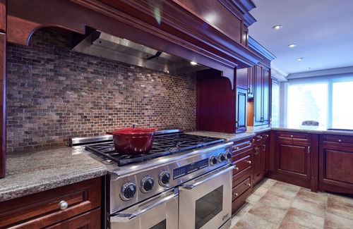 New Toronto House | Discover a 4BR Lakefront Retreat with Pool & Spa in Toronto